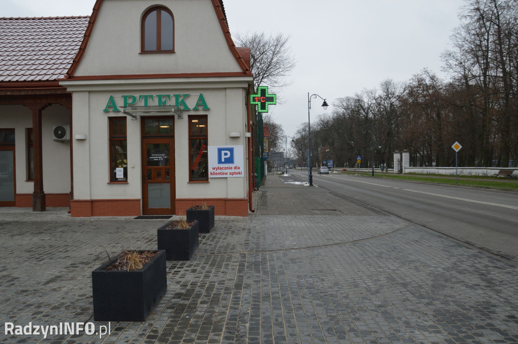Brak parkingu pod apteką w Nowych Halach