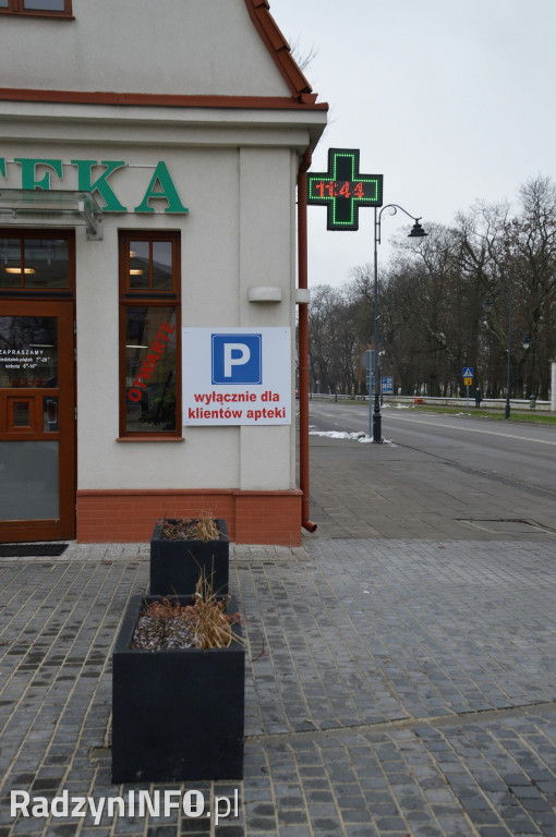 Brak parkingu pod apteką w Nowych Halach
