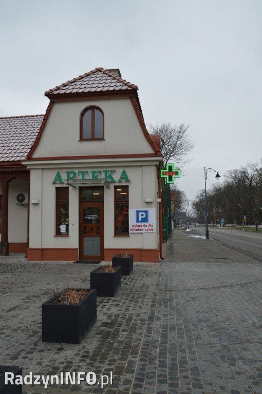 Brak parkingu pod apteką w Nowych Halach