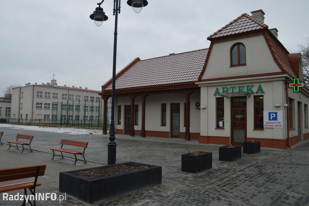 Brak parkingu pod apteką w Nowych Halach