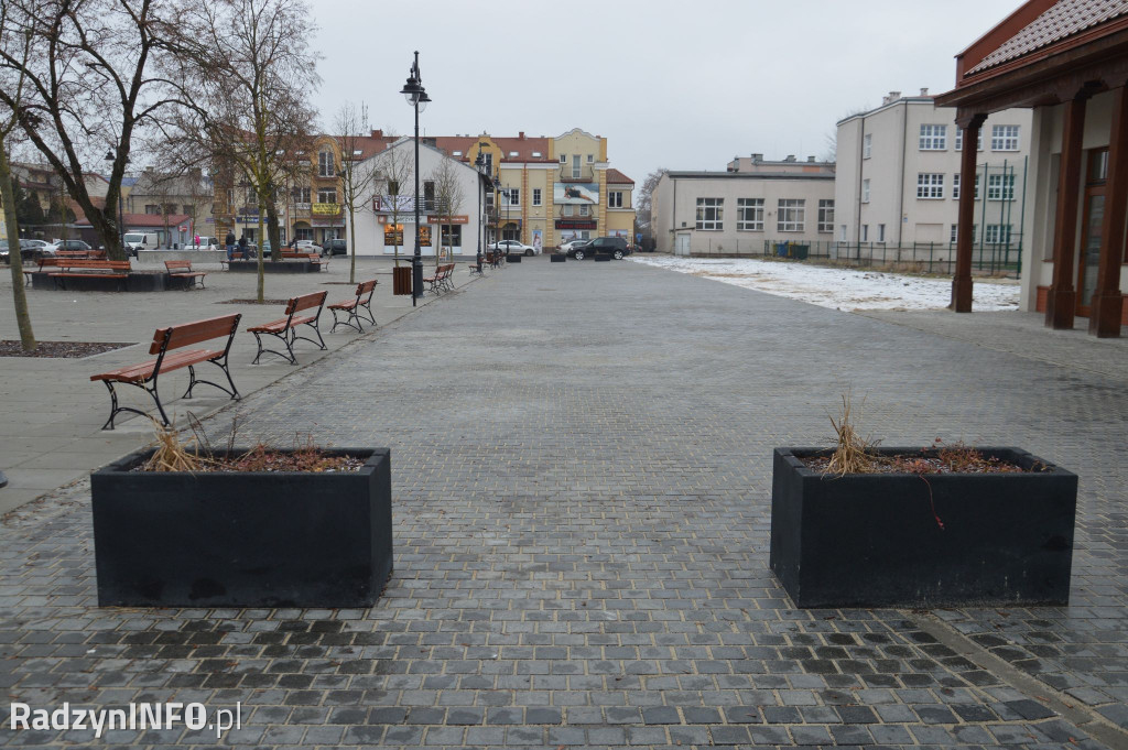 Brak parkingu pod apteką w Nowych Halach