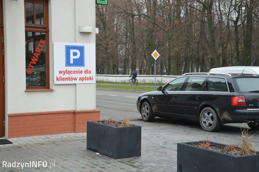 Brak parkingu pod apteką w Nowych Halach