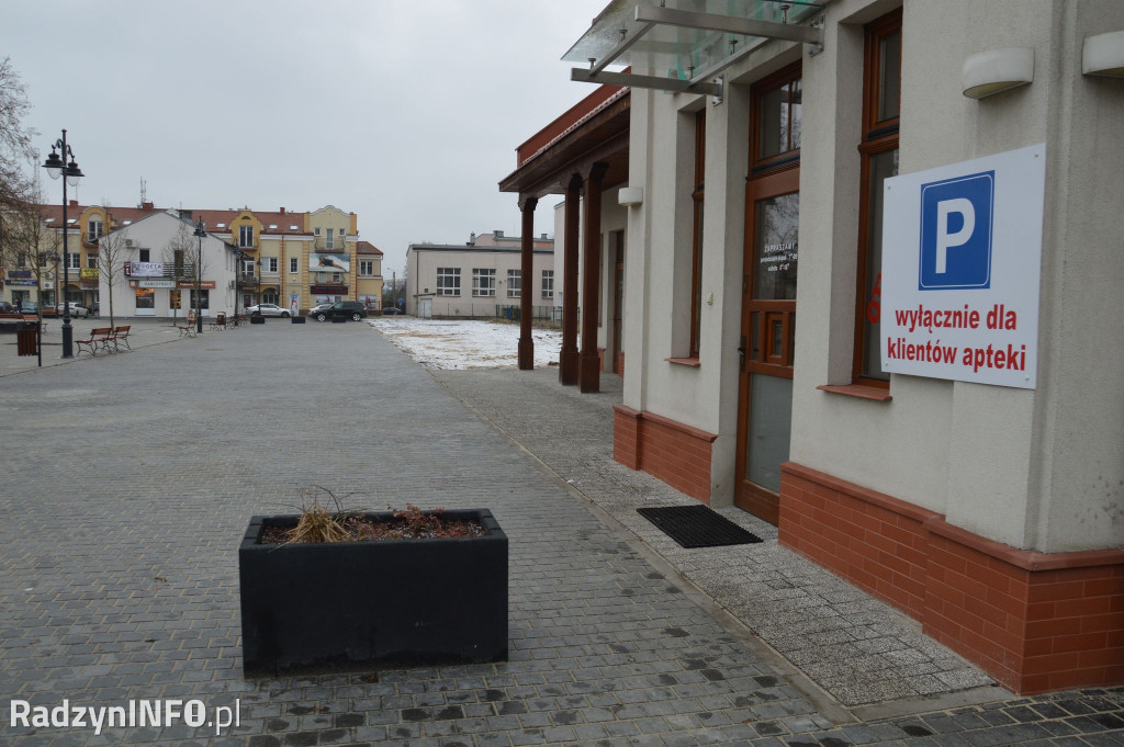 Brak parkingu pod apteką w Nowych Halach