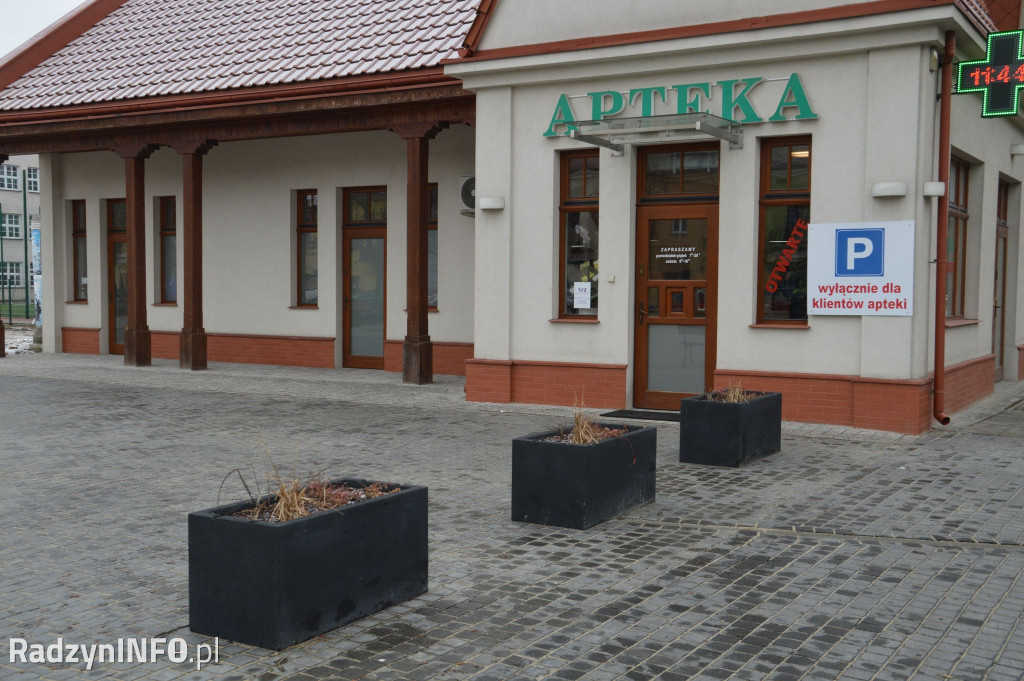 Brak parkingu pod apteką w Nowych Halach