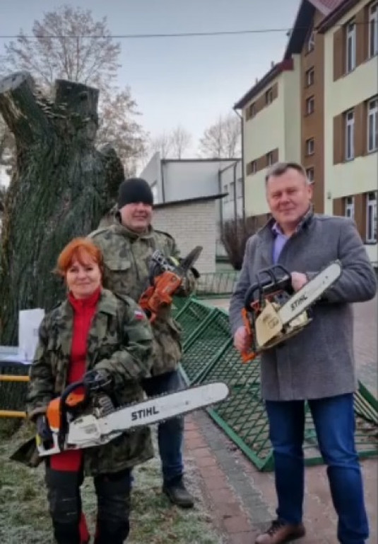 Wykonanie piłą rzeźb przed ZS w Ulanie-Majoracie