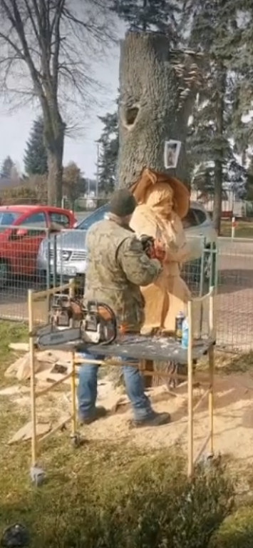 Wykonanie piłą rzeźb przed ZS w Ulanie-Majoracie