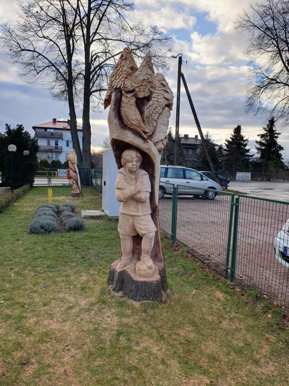 Rzeźby przed ZS w Ulanie-Majoracie już gotowe