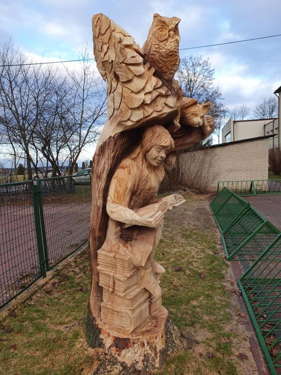 Rzeźby przed ZS w Ulanie-Majoracie już gotowe
