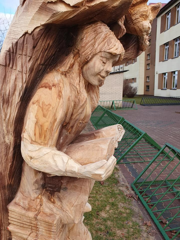 Rzeźby przed ZS w Ulanie-Majoracie już gotowe