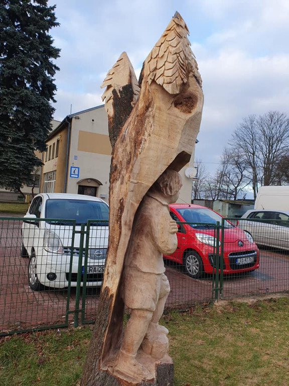 Rzeźby przed ZS w Ulanie-Majoracie już gotowe