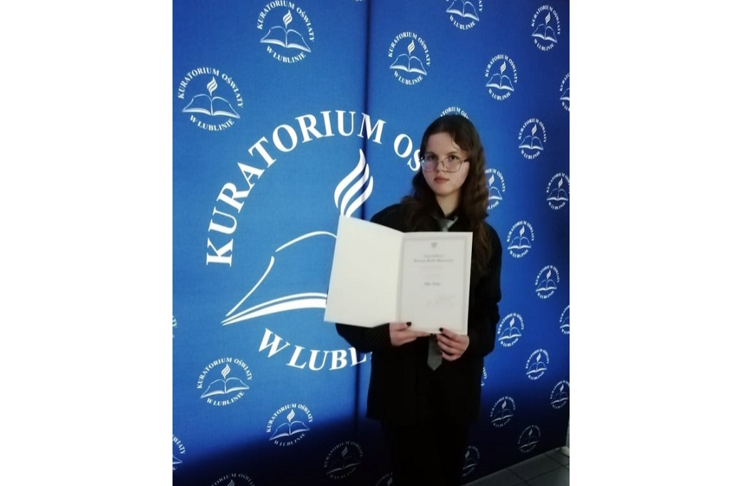 Przyznanie Oldze Zając z LO w Komarówce stypendium