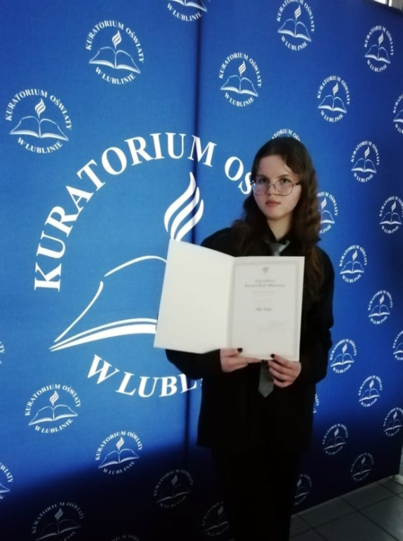 Przyznanie Oldze Zając z LO w Komarówce stypendium