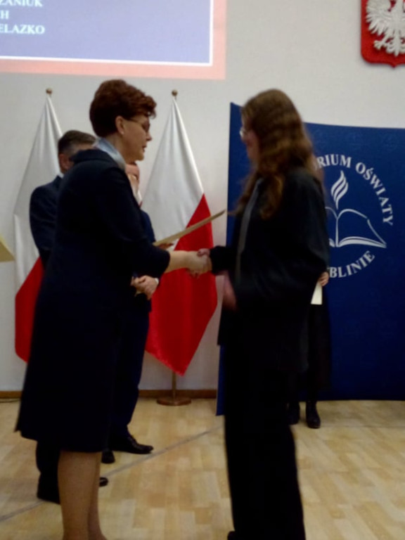 Przyznanie Oldze Zając z LO w Komarówce stypendium