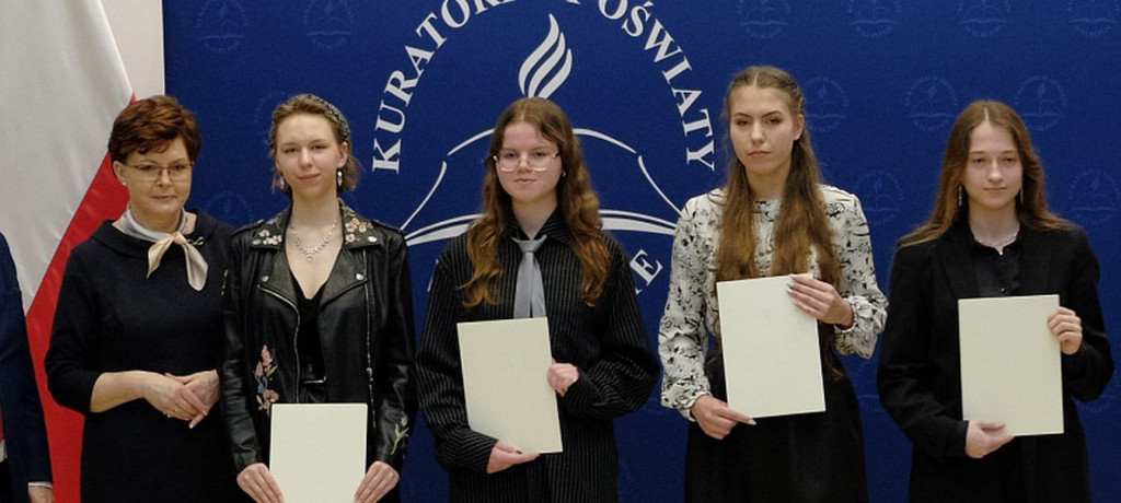 Przyznanie Oldze Zając z LO w Komarówce stypendium