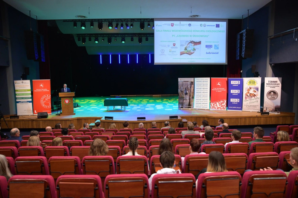 Uczennice LO w Komarówce w finale konkursu