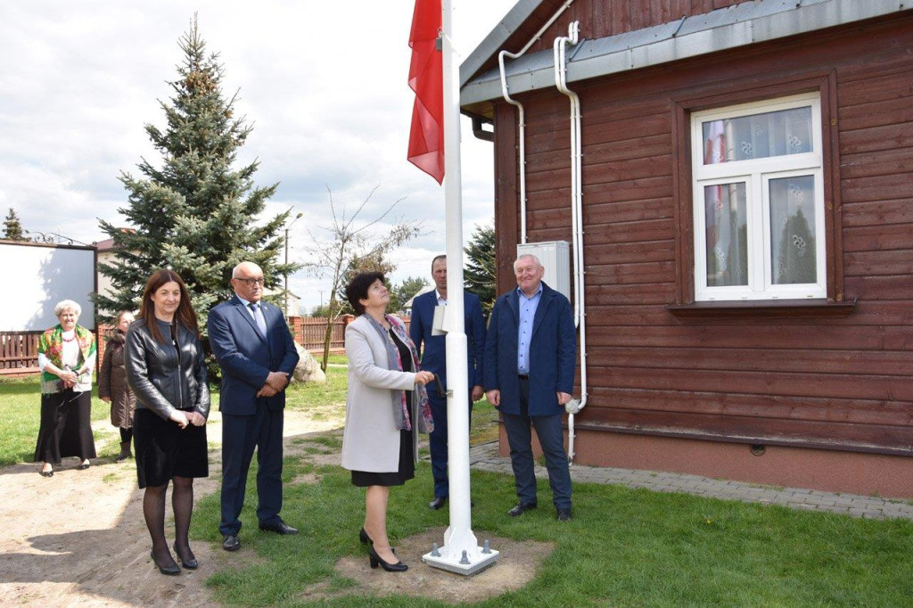 Uroczyste podniesienie flagi w Białej