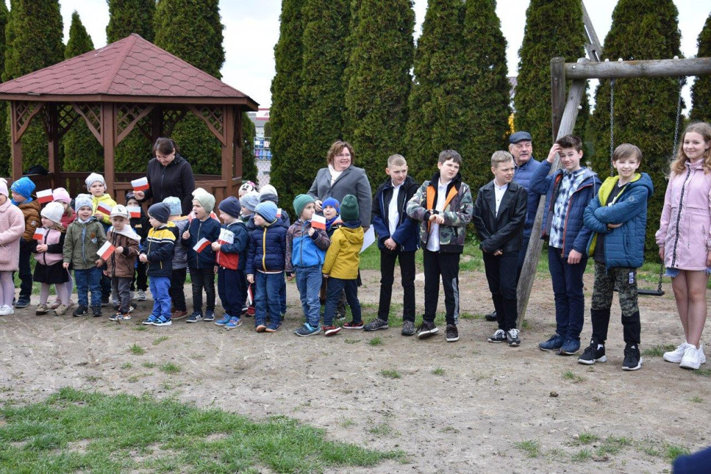 Uroczyste podniesienie flagi w Białej