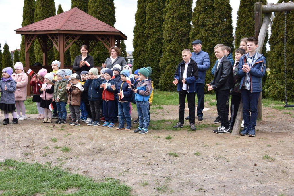 Uroczyste podniesienie flagi w Białej
