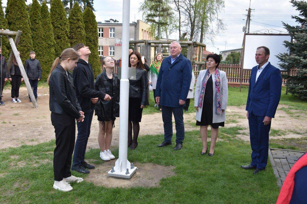 Uroczyste podniesienie flagi w Białej