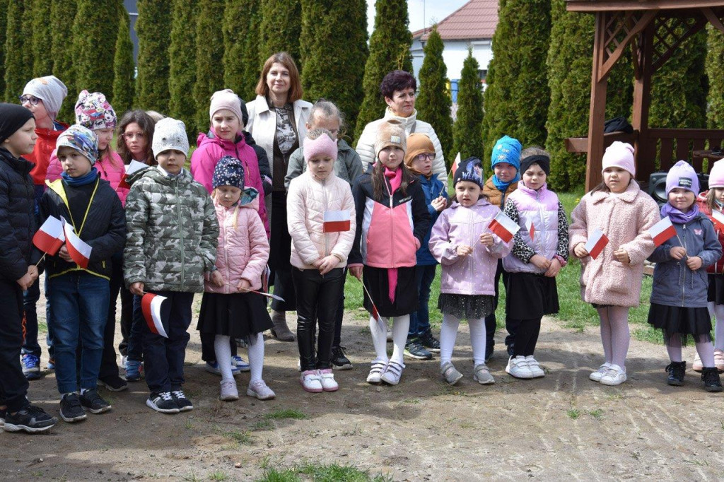 Uroczyste podniesienie flagi w Białej