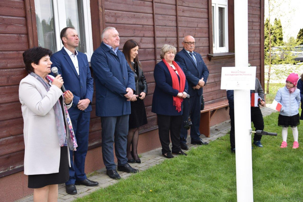 Uroczyste podniesienie flagi w Białej