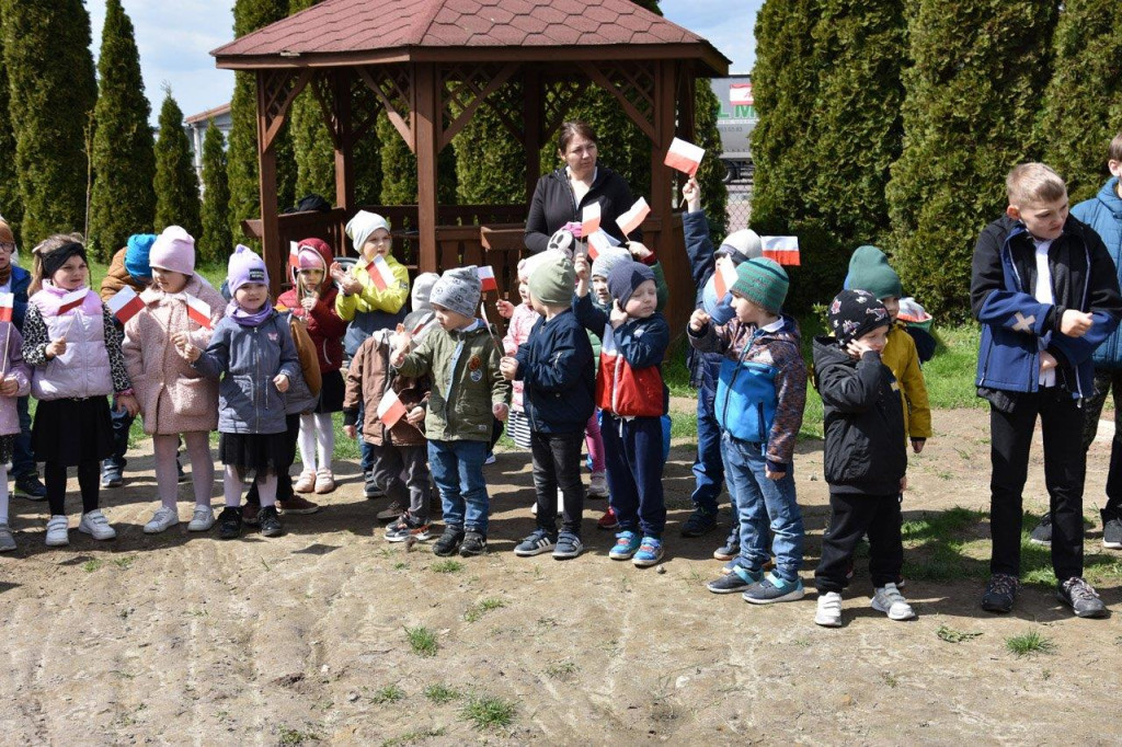 Uroczyste podniesienie flagi w Białej