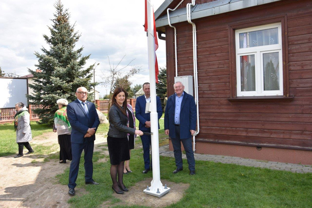 Uroczyste podniesienie flagi w Białej