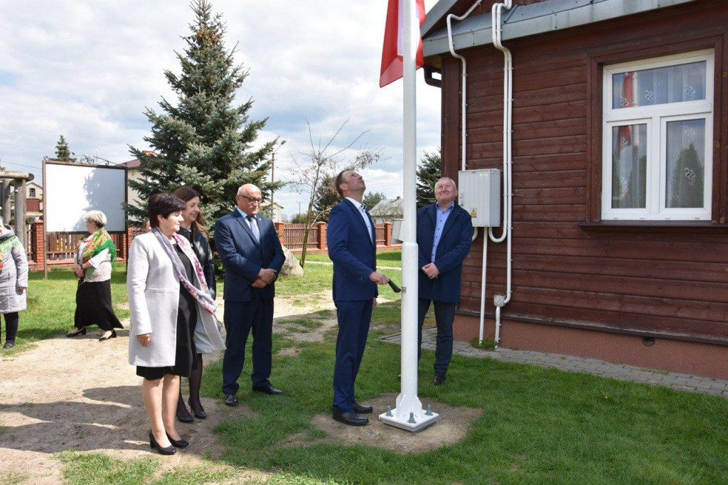 Uroczyste podniesienie flagi w Białej