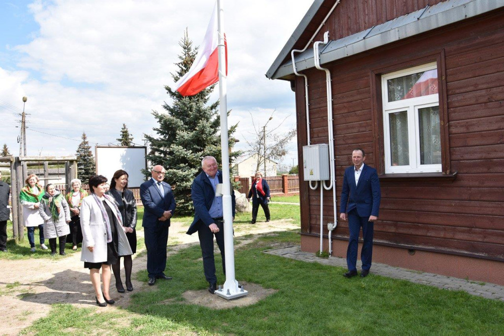 Uroczyste podniesienie flagi w Białej