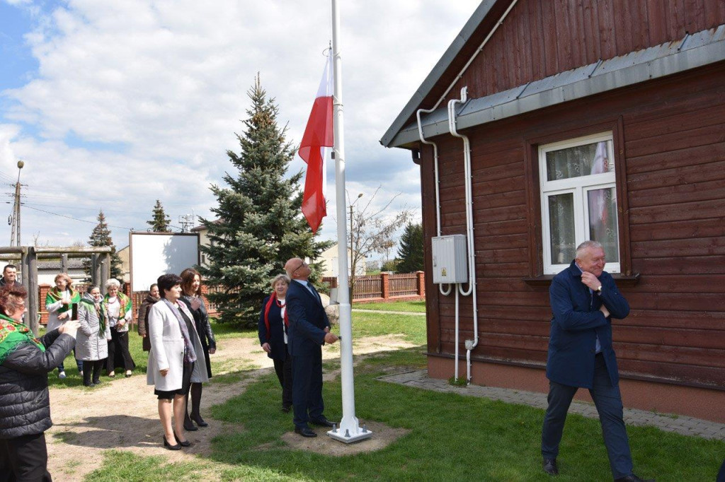 Uroczyste podniesienie flagi w Białej