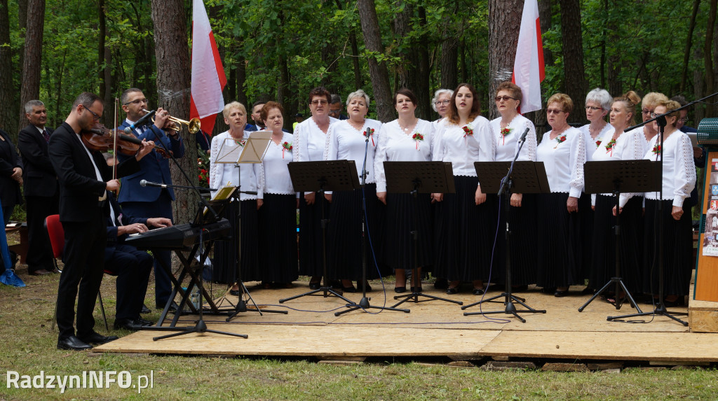 Uroczystość patriotyczna w lesie Baran