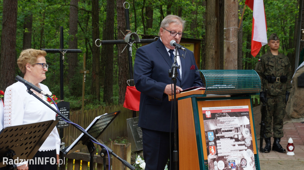 Uroczystość patriotyczna w lesie Baran