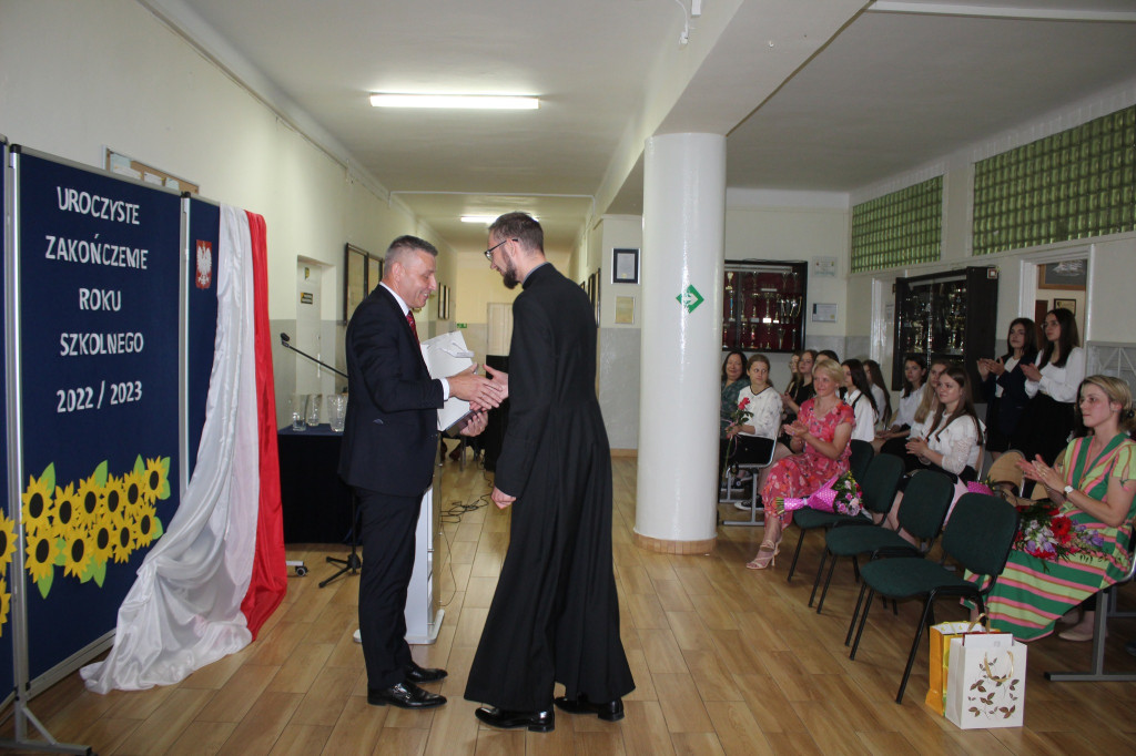 Zakończenie roku szkolnego w liceum w Komarówce P.