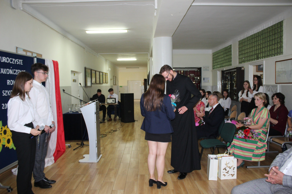 Zakończenie roku szkolnego w liceum w Komarówce P.