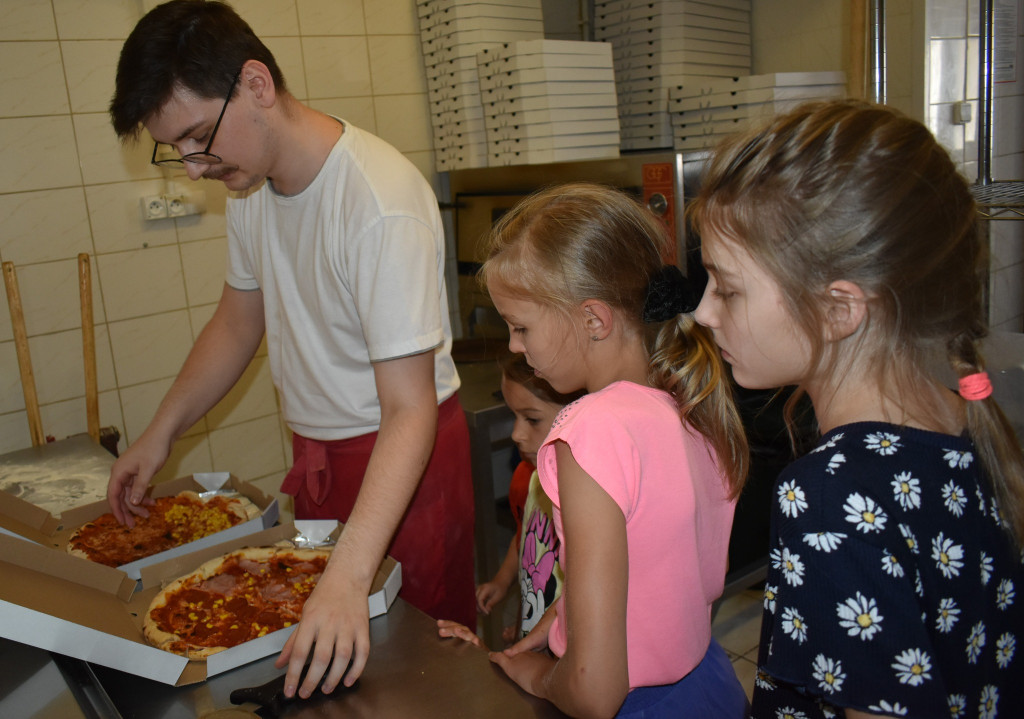 Warsztaty robienia pizzy dla dzieci z gminy Wohyń