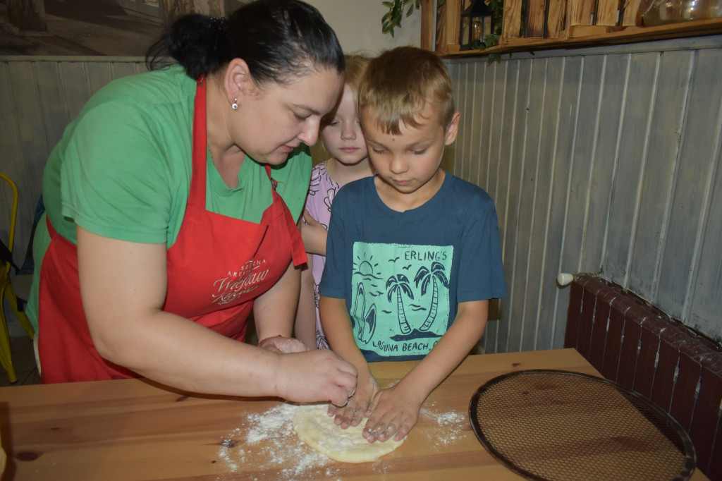 Warsztaty robienia pizzy dla dzieci z gminy Wohyń