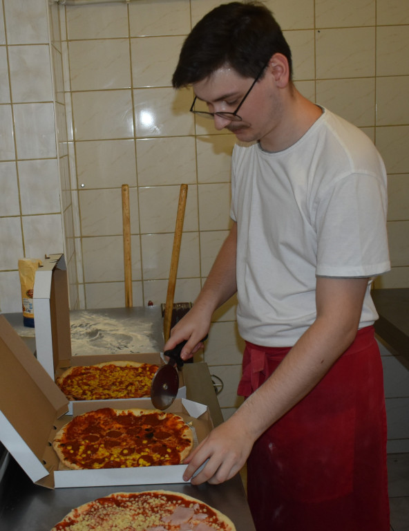 Warsztaty robienia pizzy dla dzieci z gminy Wohyń