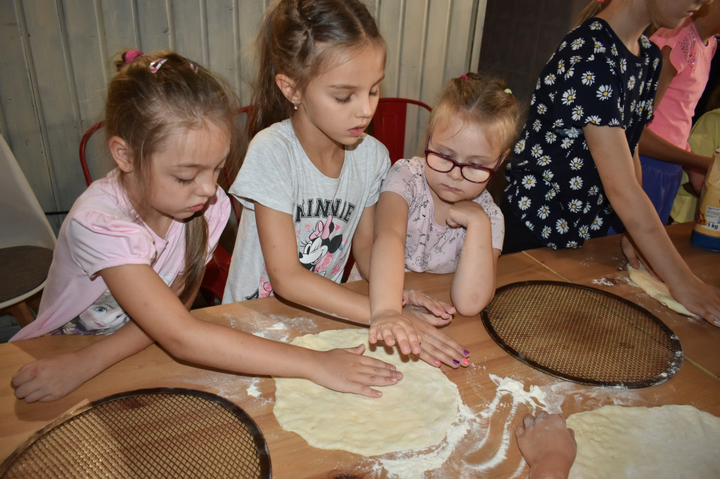 Warsztaty robienia pizzy dla dzieci z gminy Wohyń