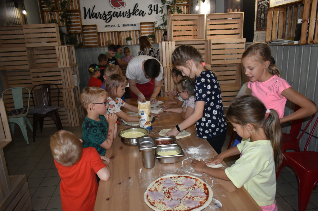 Warsztaty robienia pizzy dla dzieci z gminy Wohyń
