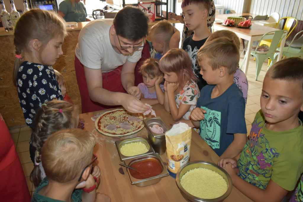 Warsztaty robienia pizzy dla dzieci z gminy Wohyń
