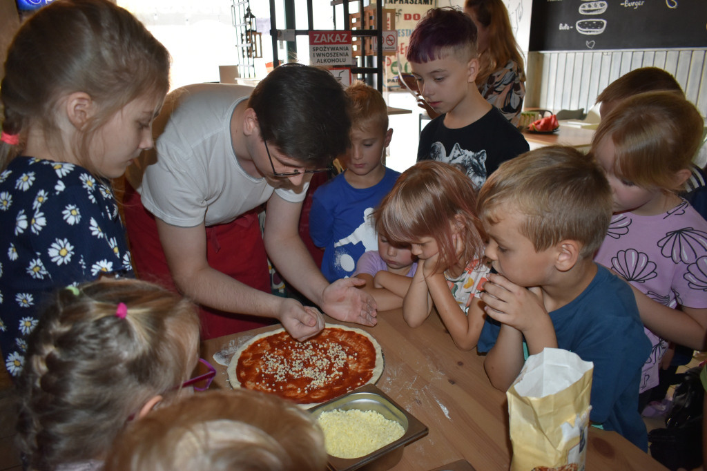 Warsztaty robienia pizzy dla dzieci z gminy Wohyń