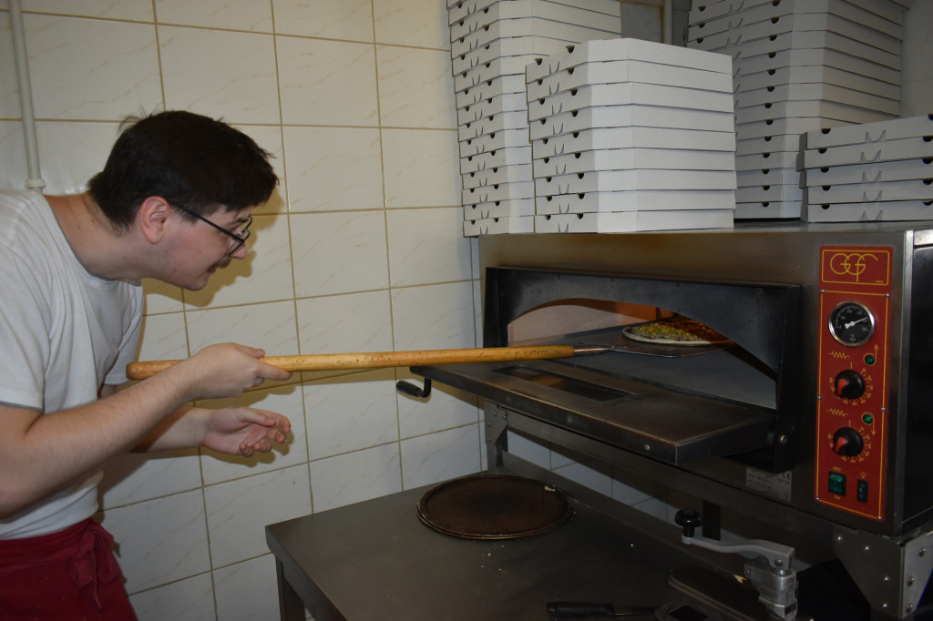 Warsztaty robienia pizzy dla dzieci z gminy Wohyń