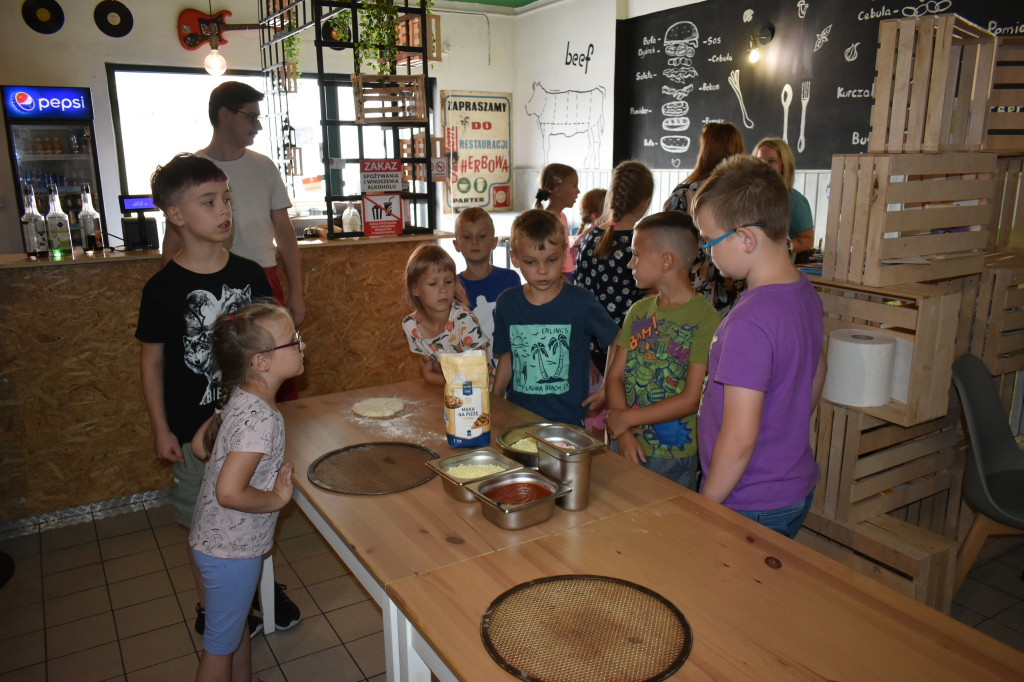 Warsztaty robienia pizzy dla dzieci z gminy Wohyń