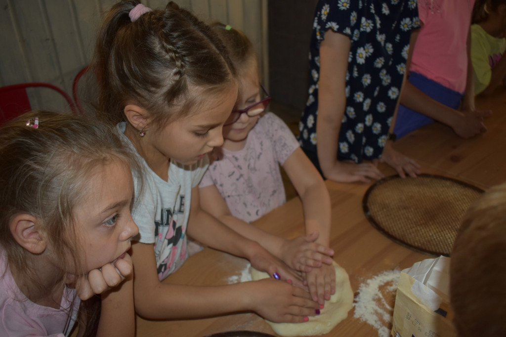 Warsztaty robienia pizzy dla dzieci z gminy Wohyń