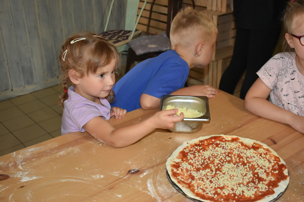 Warsztaty robienia pizzy dla dzieci z gminy Wohyń