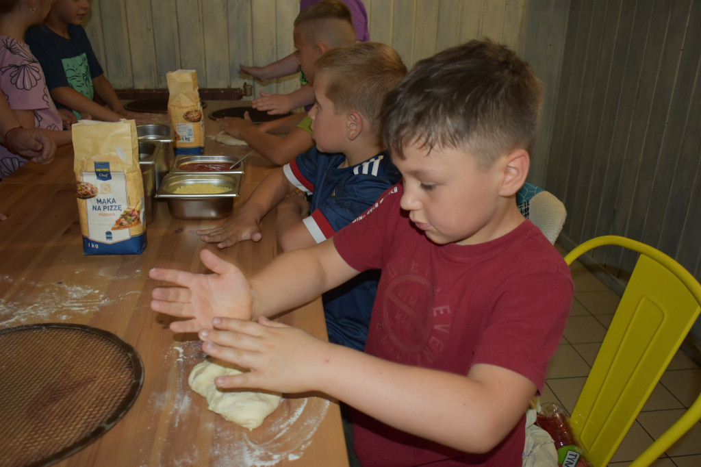 Warsztaty robienia pizzy dla dzieci z gminy Wohyń