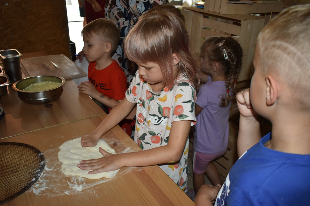Warsztaty robienia pizzy dla dzieci z gminy Wohyń