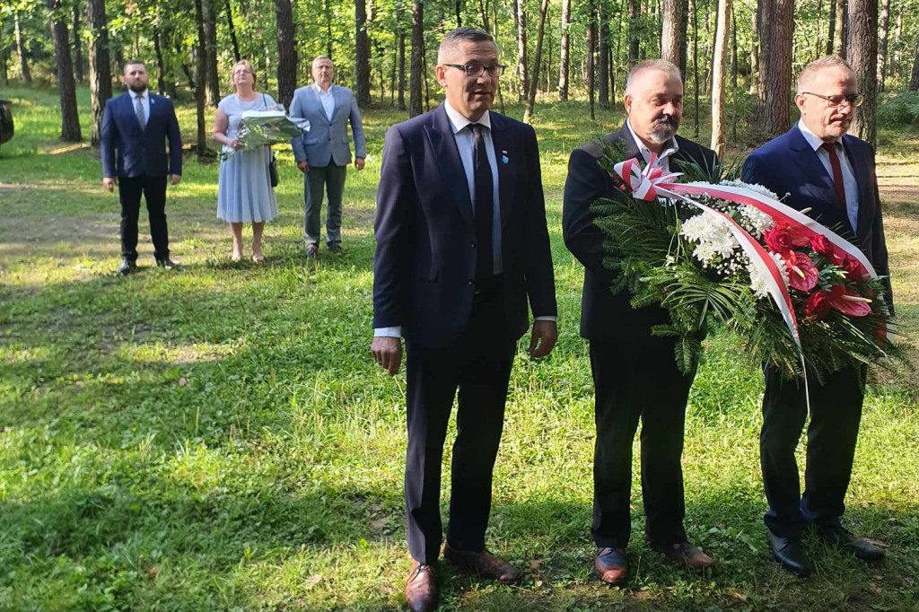 Złożenie kwiatów na mogile w lesie Baran 15 VIII