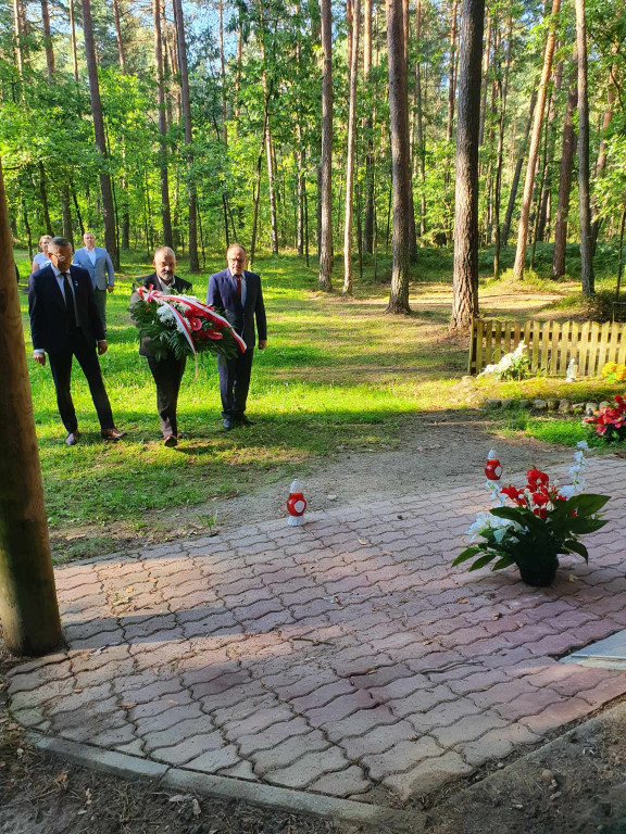 Złożenie kwiatów na mogile w lesie Baran 15 VIII