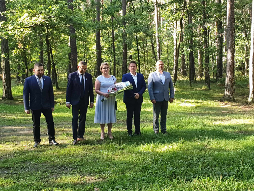 Złożenie kwiatów na mogile w lesie Baran 15 VIII